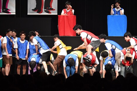 ネイビーズアフロ考案の「知力・体力・大乱闘!チームDEクイズバトル!」の様子。