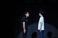 いかさまなしで身長を縮める「縮小芸」を披露する見取り図・盛山（左）。