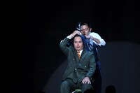 ミルクボーイ内海の頭部を使った角刈りテーブルクロス引きに挑戦する丸亀じゃんご・安場。