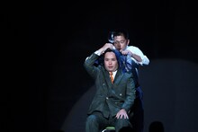 ミルクボーイ内海の頭部を使った角刈りテーブルクロス引きに挑戦する丸亀じゃんご・安場。