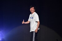 みんなの「行きましょーよ！」を分けてもらうジュリエッタ藤本。