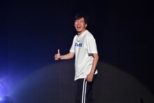 みんなの「行きましょーよ！」を分けてもらうジュリエッタ藤本。