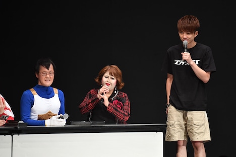 「シャッフルネタGP」の審査員を務めた天才ピアニストますみ扮する上沼恵美子、アインシュタイン稲田扮するベジータ。