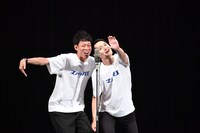 漫才を披露するネイビーズアフロ皆川（左）とコウテイ九条（右）。