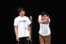 漫才を披露するさや香・新山（左）とトット桑原（右）。