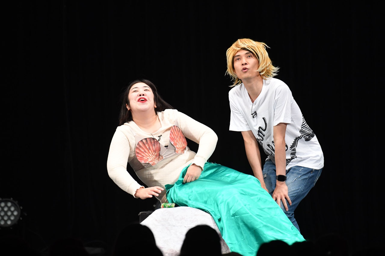 ユニットコントを披露する紅しょうが・熊元プロレス（左）と祇園・櫻井（右）。