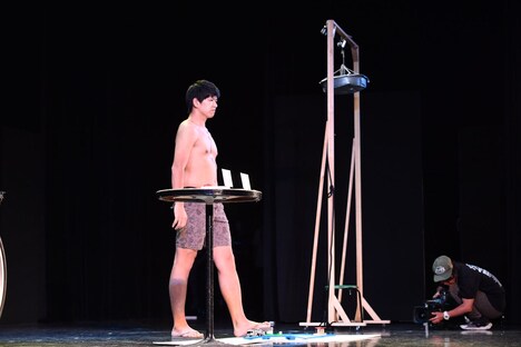 堂々とした態度でピンネタを披露するからし蓮根・伊織。