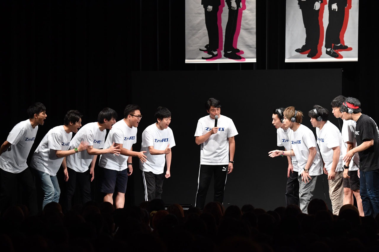 強い気持ちで口バク伝言ゲームに挑戦する芸人たち。