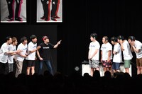 強い気持ちで口バク伝言ゲームに挑戦する芸人たち。