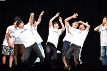 罰ゲームとして電流を食らうジュリエッタ藤本ら。