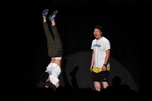 逆立ちするのを相方・兎に盛り上げてもらうロングコートダディ堂前（左）。