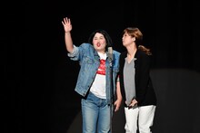 天才ピアニストますみ（左）と紅しょうがのモノマネを披露する蛙亭・岩倉（右）。