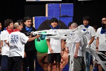 からし蓮根・伊織考案のゲーム「イッツ・ア・ビッグフェイスワールド」の様子。