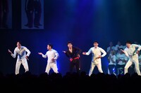 インドダンスを披露するさや香・石井ら。