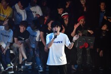 「笑っていれば」を歌うラニーノーズ洲崎