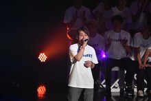 「笑っていれば」を歌う祇園・木崎。