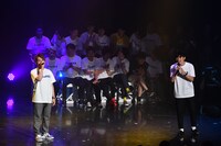 「笑っていれば」を歌う祇園・木崎（左）とラニーノーズ洲崎（右）。