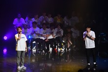 「笑っていれば」を歌う祇園・木崎（左）とラニーノーズ洲崎（右）。