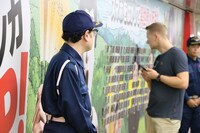 警備員になりきるコウメ太夫。