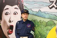 通行人から気付かれやすくするため、メガネを外したコウメ太夫。