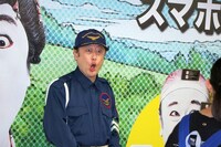 「チクショー！」と言う際の表情を再現するコウメ太夫。