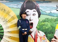 「チクショー！」と言う際の表情を再現するコウメ太夫。