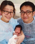 生まれたばかりに我が子を抱く梅小鉢・高田となすなかにし中西。