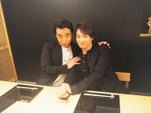 「プリンスロードVOL.2 ～2019-2020 ミュージカル大辞典～」に出演し、寿司屋で対談する（左から）ジャングルポケット斉藤、井上芳雄。(c)テレビ朝日