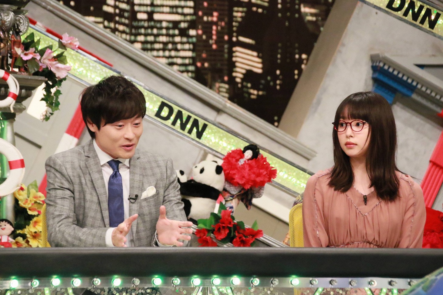 （左から）和牛・川西、桜井日奈子。(c)フジテレビ