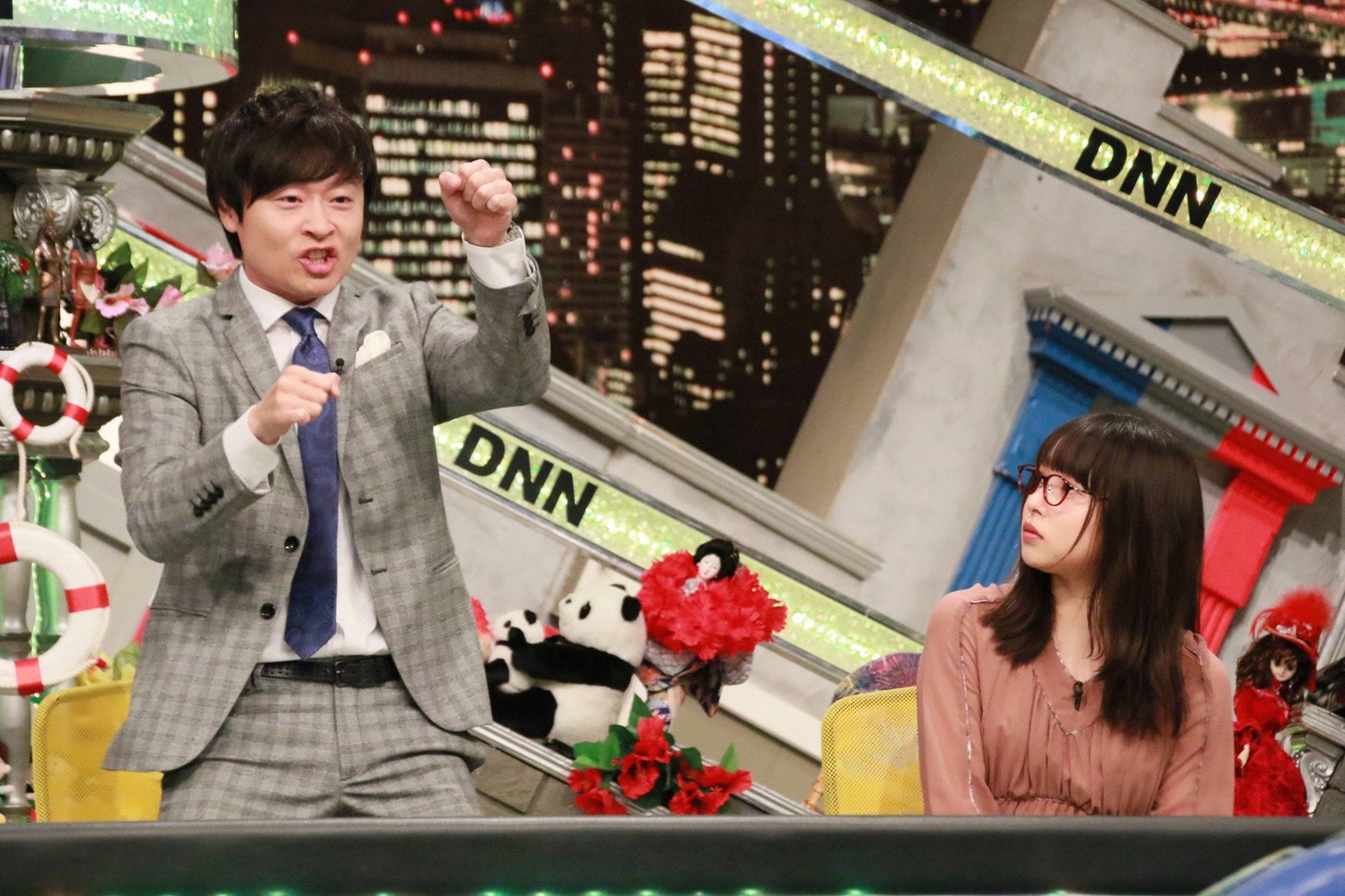 （左から）和牛・川西、桜井日奈子。(c)フジテレビ
