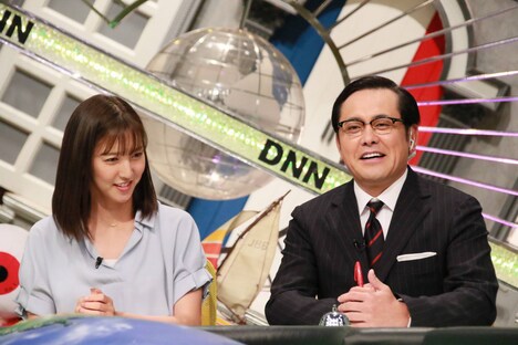 （左から）小澤陽子アナ、アリタ哲平。(c)フジテレビ