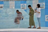 氷のタクシーに乗り込むミキ昴生。