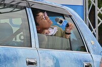 “めちゃ冷えタクシー”に乗ったミキ亜生。