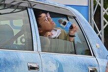 “めちゃ冷えタクシー”に乗ったミキ亜生。