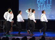 「お～ガンキャノン！ アンパンマンとガンダム！」と歌いながら舞台上を走り回る一同。