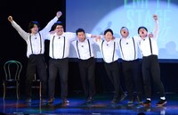 「お～ガンキャノン！ アンパンマンとガンダム！」と歌う一同。