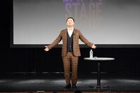 両腕を広げて全身で拍手と歓声を感じる和牛・水田。