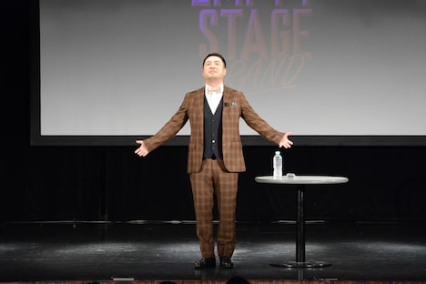 両腕を広げて全身で拍手と歓声を感じる和牛・水田。