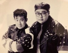 テンション。若き日の（左から）芋洗坂係長、田口浩正。