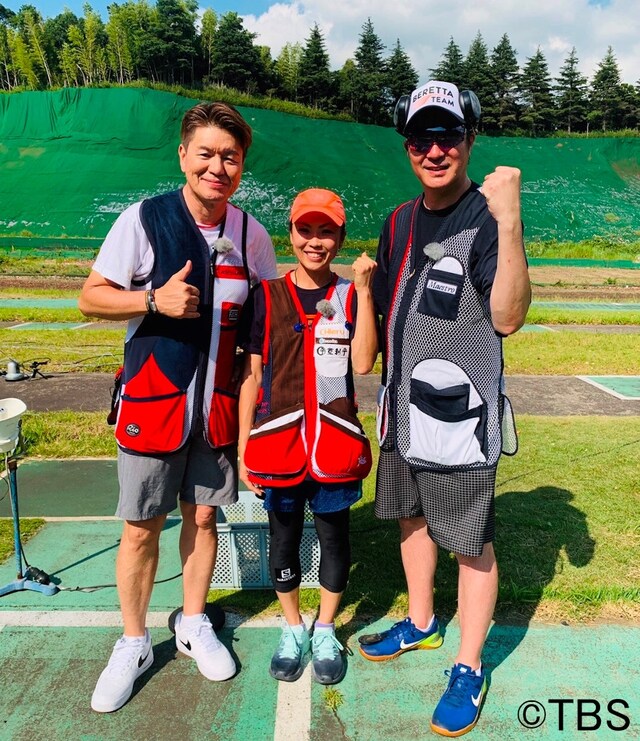 「炎の体育会TVSP」でクレー射撃対決に臨む（左から）ヒロミ、小島千恵美選手、極楽とんぼ加藤。