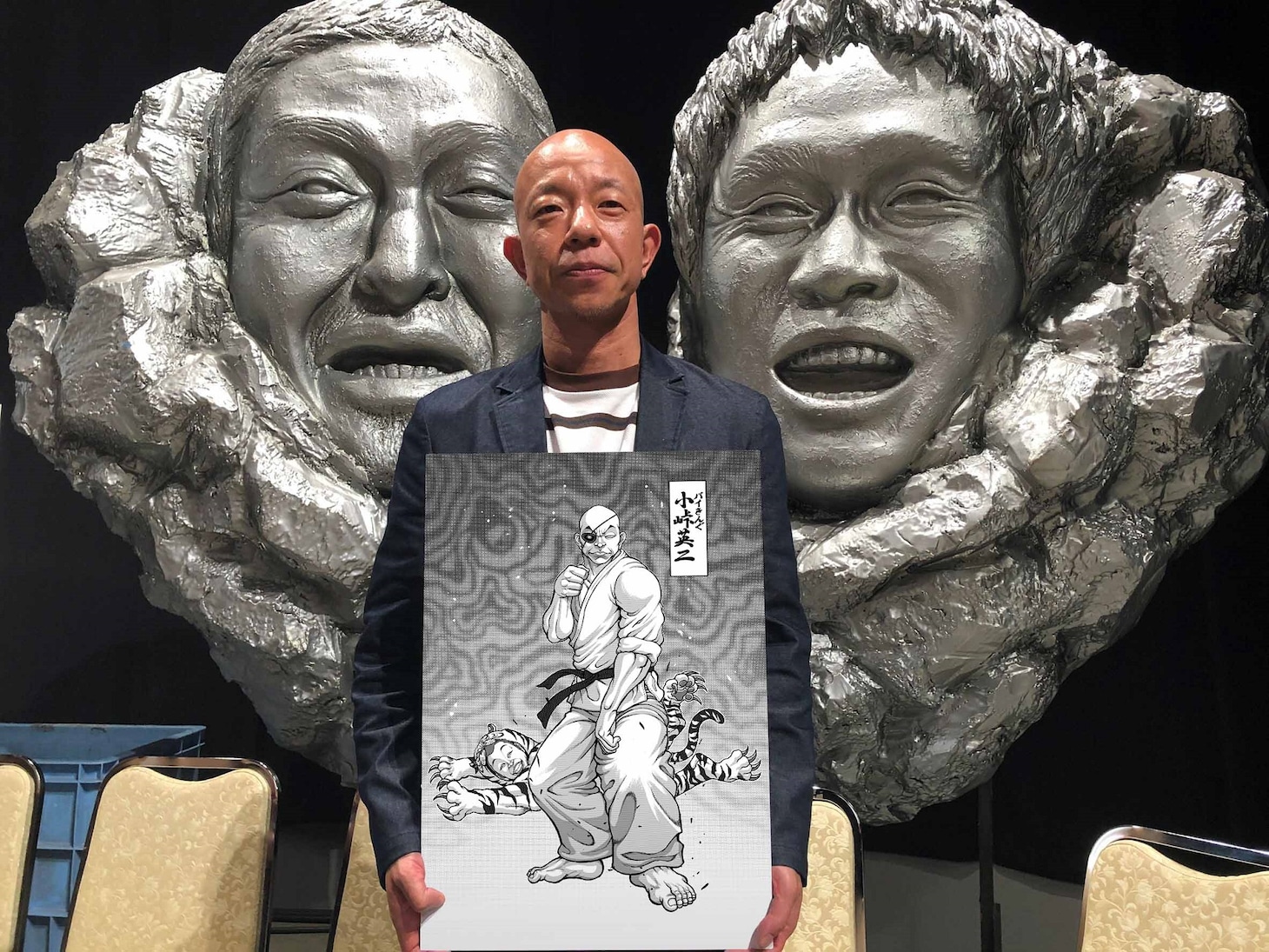 “バキ化”した自身のイラストを持つバイきんぐ小峠。