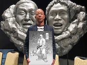 “バキ化”した自身のイラストを持つバイきんぐ小峠。