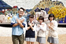 新番組「ハロプロ！TOKYO散歩」に出演する（左から）ナイツ土屋、野中美希、高瀬くるみ、山崎夢羽。