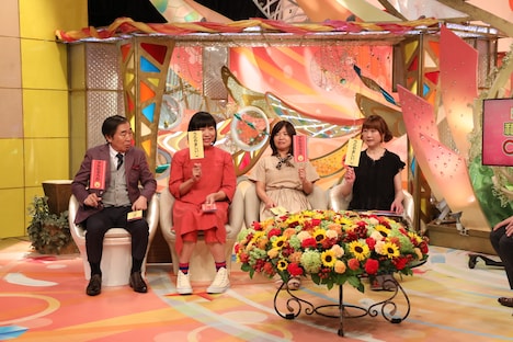 おノロケ自慢を聞いて「うらやましい」もしくは「アホちゃうか」の札を上げる4人。(c)ABCテレビ