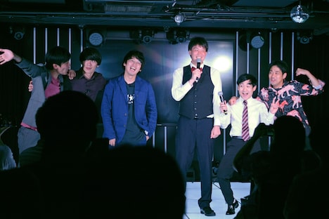 「UPライブ vol.0」のエンディングに集合したライジング・アップ所属芸人たち。