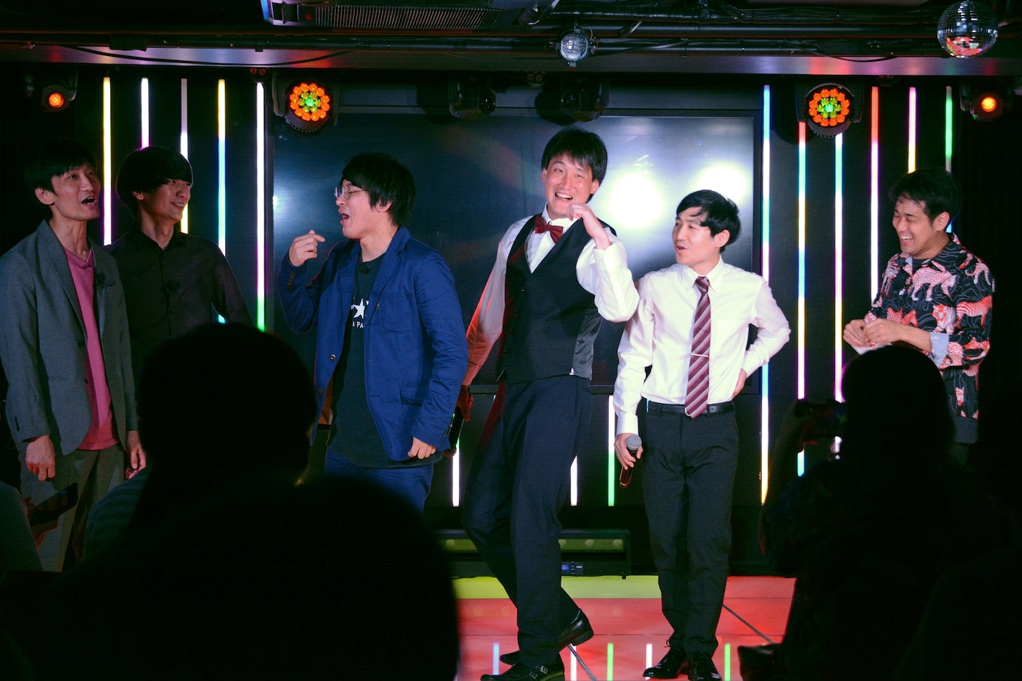 「UPライブ vol.0」のエンディングに集合したライジング・アップ所属芸人たち。