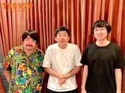 空気階段と岡野陽一(中央)。