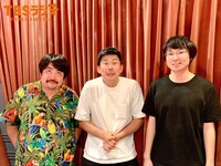 空気階段と岡野陽一（中央）。