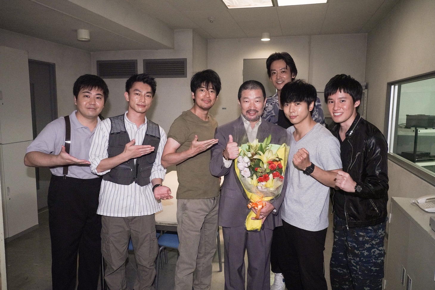クランクアップを迎えた木村祐一（手前右から3番目）。(c)日本テレビ