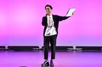 オープニングで客席を煽る、ハライチ岩井。